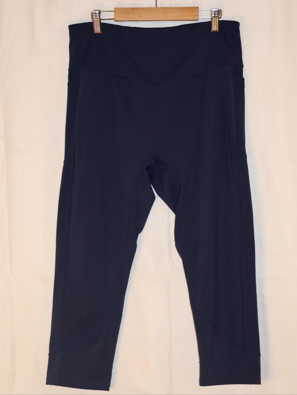 Baleaf Navy Blue Cropped Leggings. Large.
